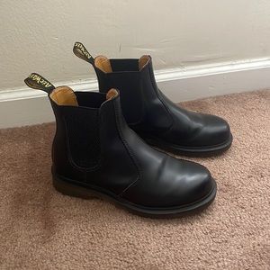 Dr Martens 2976 Smooth Leather Chelsea Boot with Black Stitching women’s size 6